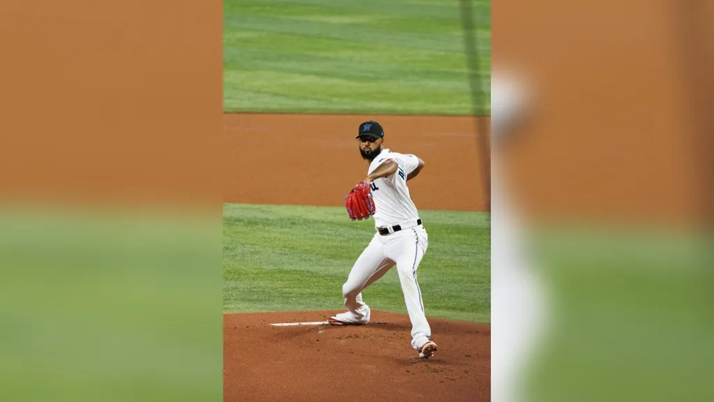Marlins ejercen la opción de Sandy Alcántara: el lanzador dominicano en el montículo con el uniforme de Miami, montaje completo en 16:9 con relleno difuminado