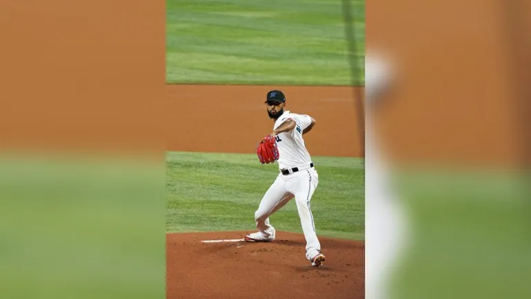 Marlins ejercen la opción de Sandy Alcántara: el lanzador dominicano en el montículo con el uniforme de Miami, montaje completo en 16:9 con relleno difuminado