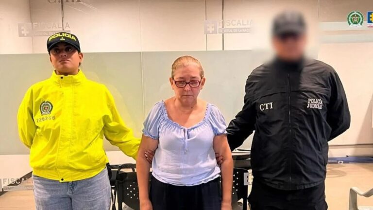 Marly Tabares detenida entre una agente de Policía y un investigador del CTI en la Fiscalía de Cali