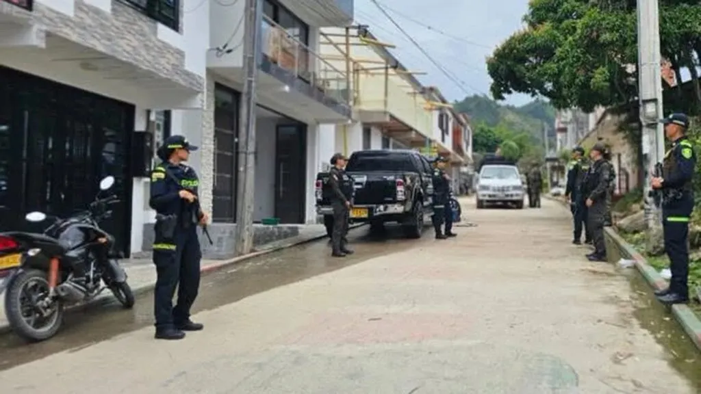 Masacre en Suaza: policías aseguran una calle del municipio huilense tras el ataque que dejó seis muertos