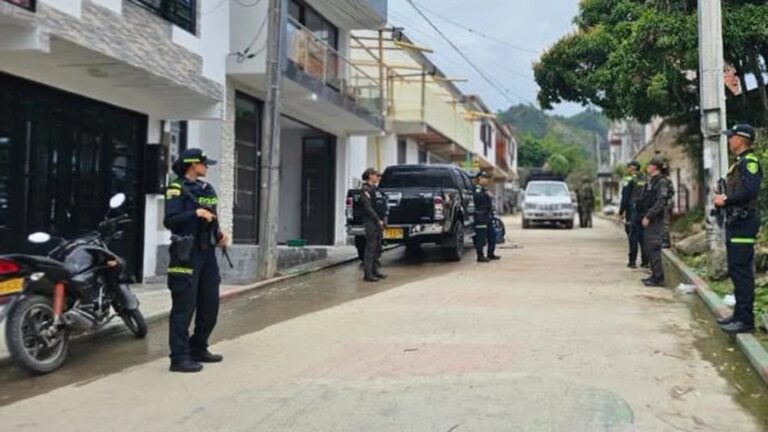 Masacre en Suaza: policías aseguran una calle del municipio huilense tras el ataque que dejó seis muertos
