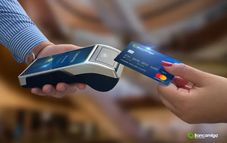 Pago sin contacto con una tarjeta Mastercard en Venezuela en un punto de venta bancario