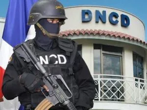 Agente de la DNCD frente a la sede del organismo antidrogas en Santo Domingo, en el caso del mayor vinculado a 243 kilos de cocaína