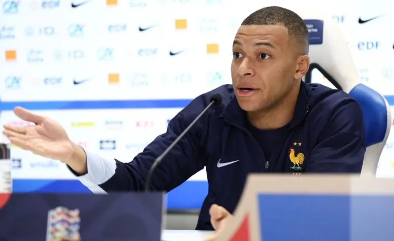 Mbappé pide disculpas a China: Kylian Mbappé, en una rueda de prensa con la selección de Francia
