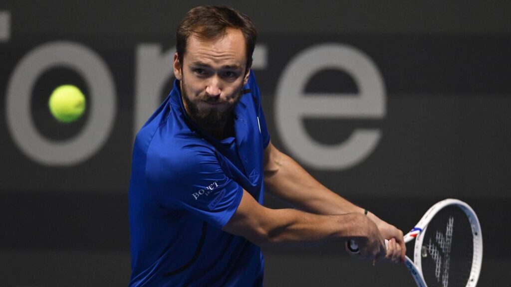 Medvedev campeón en Almaty: Daniil Medvedev golpea de revés a dos manos durante la final del Almaty Open ante Basilashvili