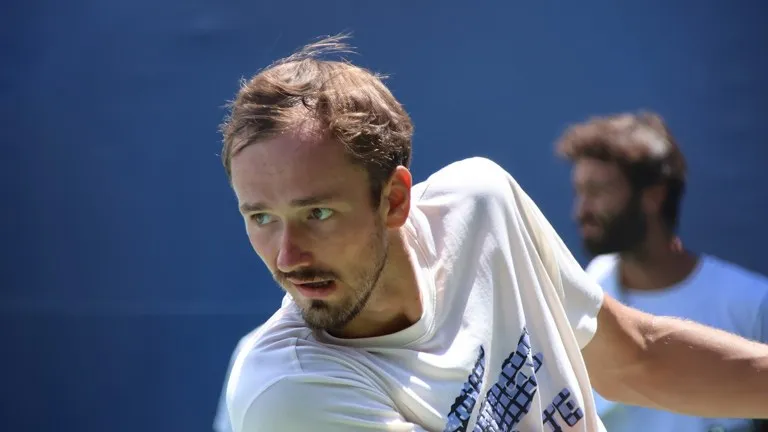 Medvedev semifinales en Viena: Daniil Medvedev golpea de revés, con la cara visible, durante un partido