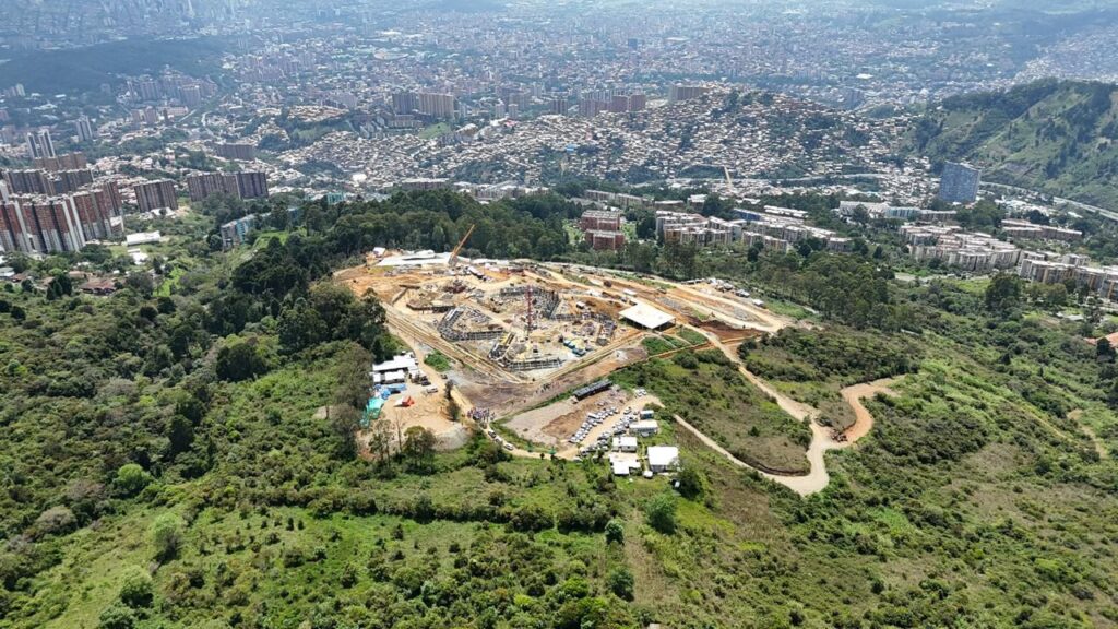 Megacárcel de Medellín: vista aérea de la obra en construcción en San Cristóbal, con la ciudad al fondo