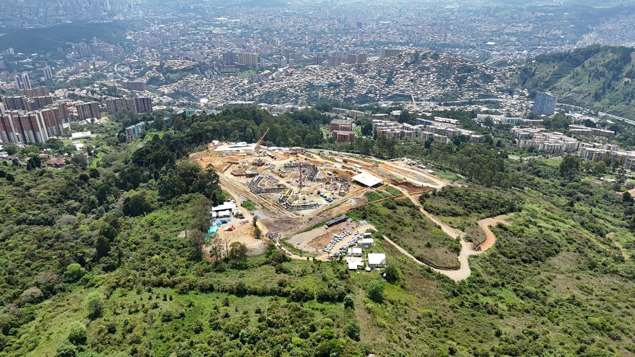 Megacárcel de Medellín: vista aérea de la obra en construcción en San Cristóbal, con la ciudad al fondo