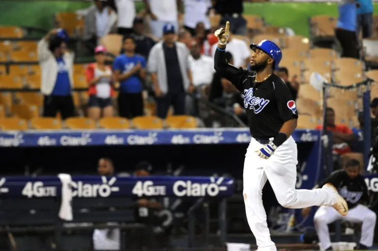 Mel Rojas Jr, jardinero de los Tigres del Licey, celebrando un jonrón en el estadio Quisqueya