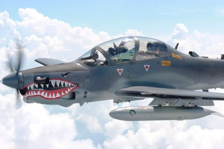 Menores muertos en bombardeos en Colombia: un A-29 Super Tucano de la Fuerza Aérea Colombiana en vuelo
