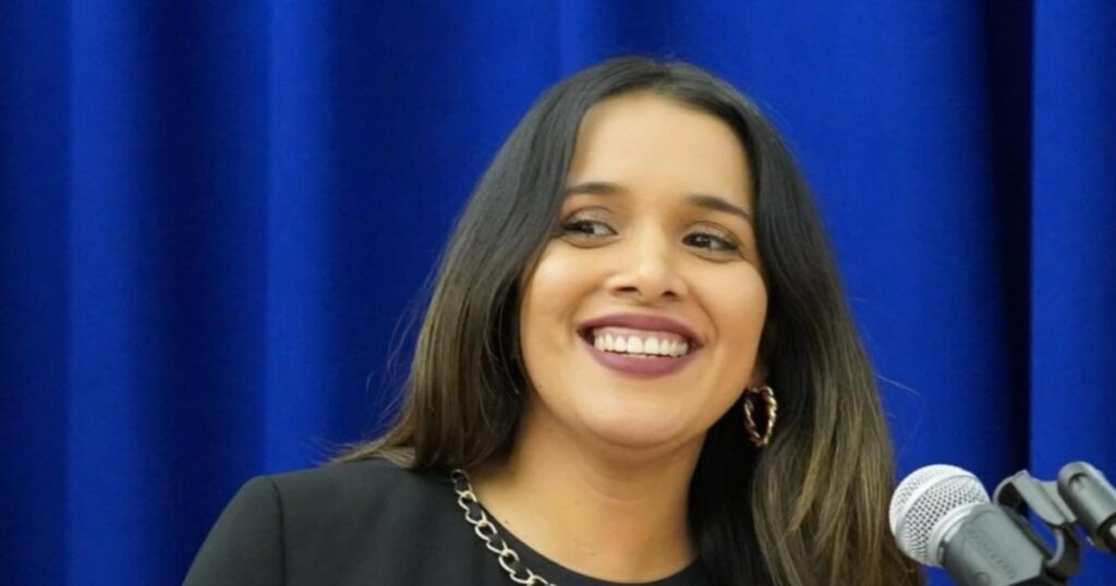 Merianny Villarroel, diseñadora venezolana en Los Ángeles, sonriendo ante un micrófono