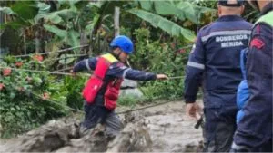 Bomberos de Mérida en operativo de búsqueda y rescate en un río crecido del estado andino