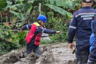 Bomberos de Mérida en operativo de búsqueda y rescate en un río crecido del estado andino