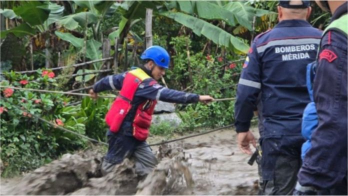 Bomberos de Mérida en operativo de búsqueda y rescate en un río crecido del estado andino