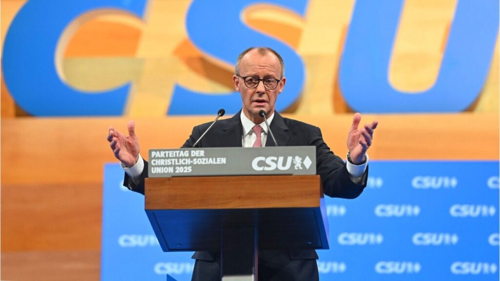 Merz orgulloso de Alemania: el canciller Friedrich Merz en un atril de la CSU durante un congreso del partido en Alemania