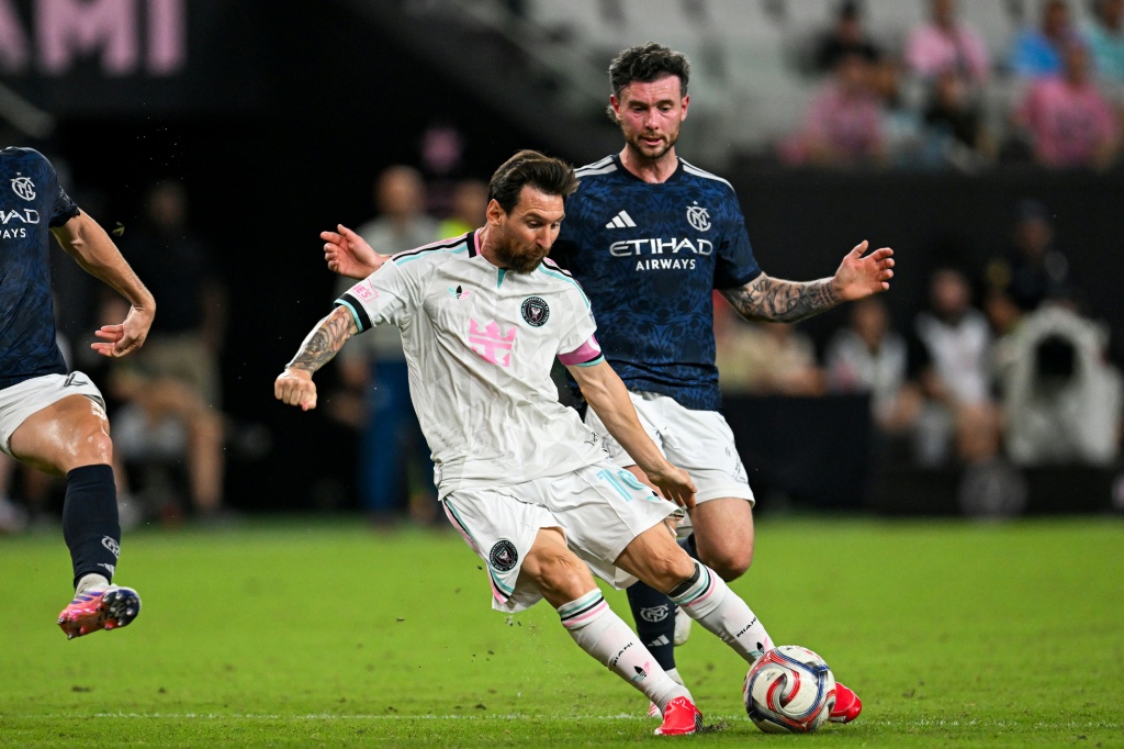 Lionel Messi controla el balón con el Inter Miami ante un jugador del New York City FC en el partido que clasificó a las Garzas a los playoffs de la MLS.
