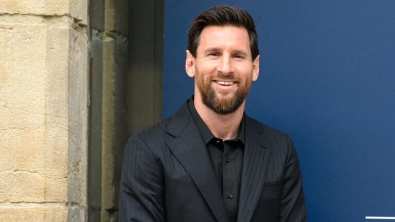 Lionel Messi sonríe a su llegada a Oviedo, donde recogerá el Premio Princesa de Asturias de los Deportes 2026