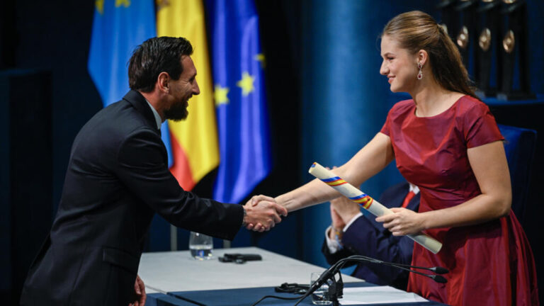Messi Premio Princesa de Asturias: la princesa Leonor entrega el diploma a Lionel Messi en el Teatro Campoamor de Oviedo
