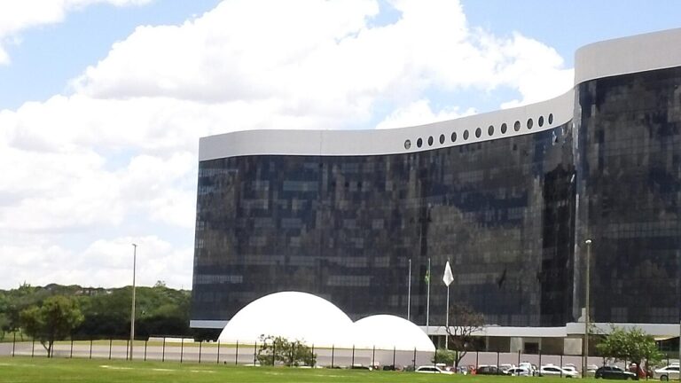 Meta bajo presión en Brasil: sede del Tribunal Superior Electoral en Brasilia