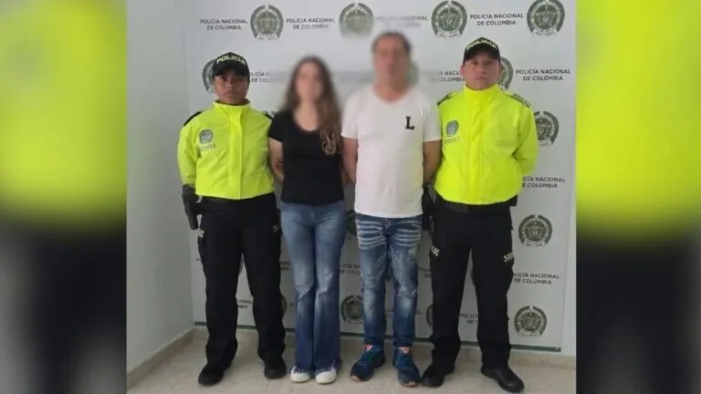 Mexicanos del CJNG en Barranquilla: los dos capturados, alias La Patrona y alias Pau, custodiados por la Policía Nacional de Colombia