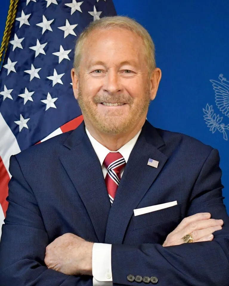 México caótico e inseguro: Ronald Johnson, embajador de Estados Unidos en México, en su retrato oficial de 2025