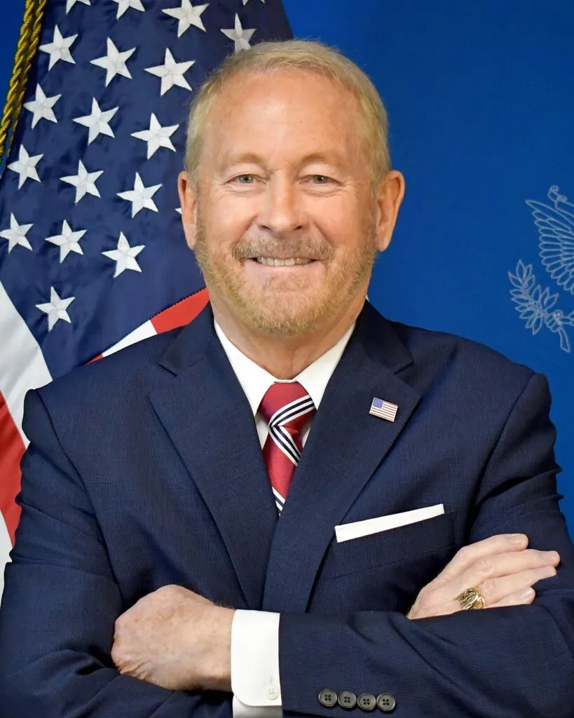 México caótico e inseguro: Ronald Johnson, embajador de Estados Unidos en México, en su retrato oficial de 2025