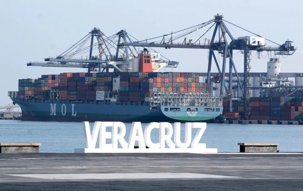 Déficit comercial de México: un buque portacontenedores cargado en el puerto de Veracruz