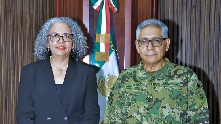 La gobernadora de Sinaloa, Graciela Domínguez Nava, junto al secretario de Marina, Raymundo Pedro Morales Ángeles, en Mazatlán, durante el anuncio del despliegue de militares navales en Sinaloa