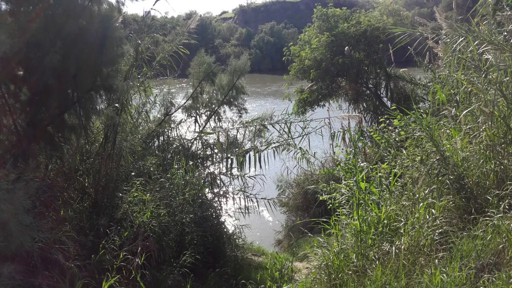 frontera con Estados Unidos: el río Bravo a su paso por Laredo, el cauce que marca el límite entre México y Texas