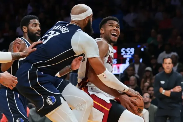 Miami Heat: Giannis Antetokounmpo con el balón ante la marca de Daniel Gafford, de los Dallas Mavericks