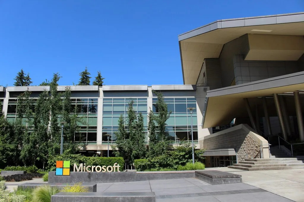 Microsoft retiros voluntarios: edificio del campus de Microsoft en Redmond con el rotulo de la compañia