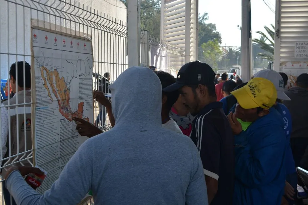 Migrantes en México miran un mapa de rutas del país en un albergue de Ciudad de México