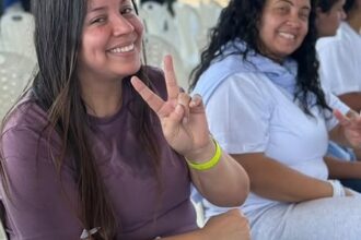 Migrantes deportados sonríen a su llegada a Venezuela en el aeropuerto de Barcelona, Anzoátegui