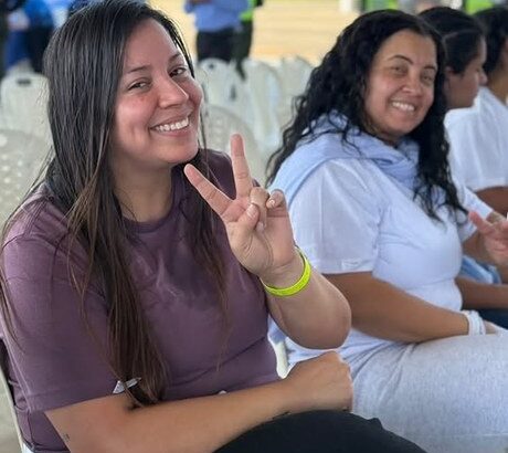 Migrantes deportados sonríen a su llegada a Venezuela en el aeropuerto de Barcelona, Anzoátegui