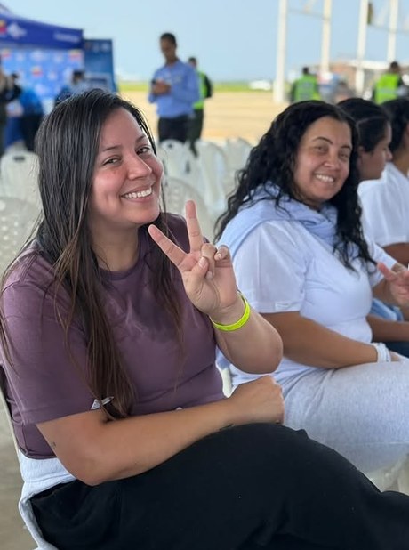 Migrantes deportados sonríen a su llegada a Venezuela en el aeropuerto de Barcelona, Anzoátegui