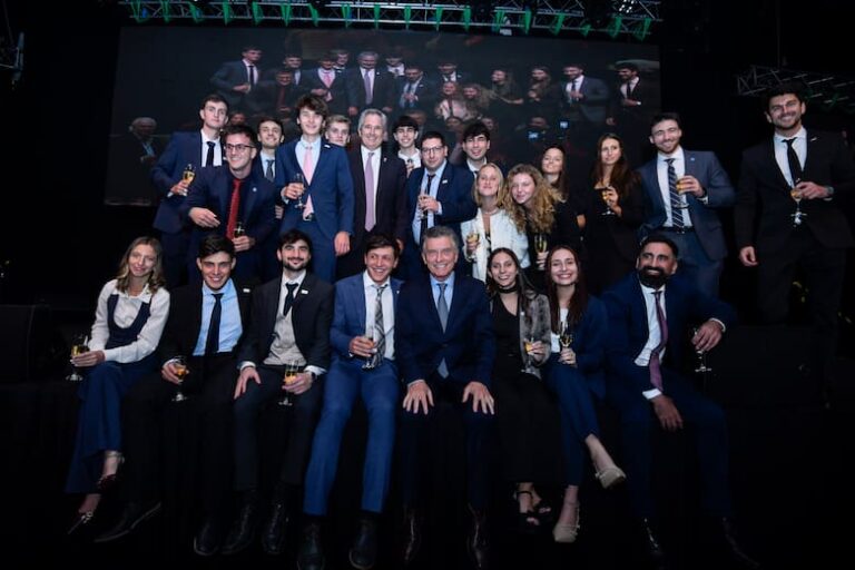 Milei llama ladrón corrupto a Pedro Sánchez en la cena anual de la Fundación Faro en Buenos Aires
