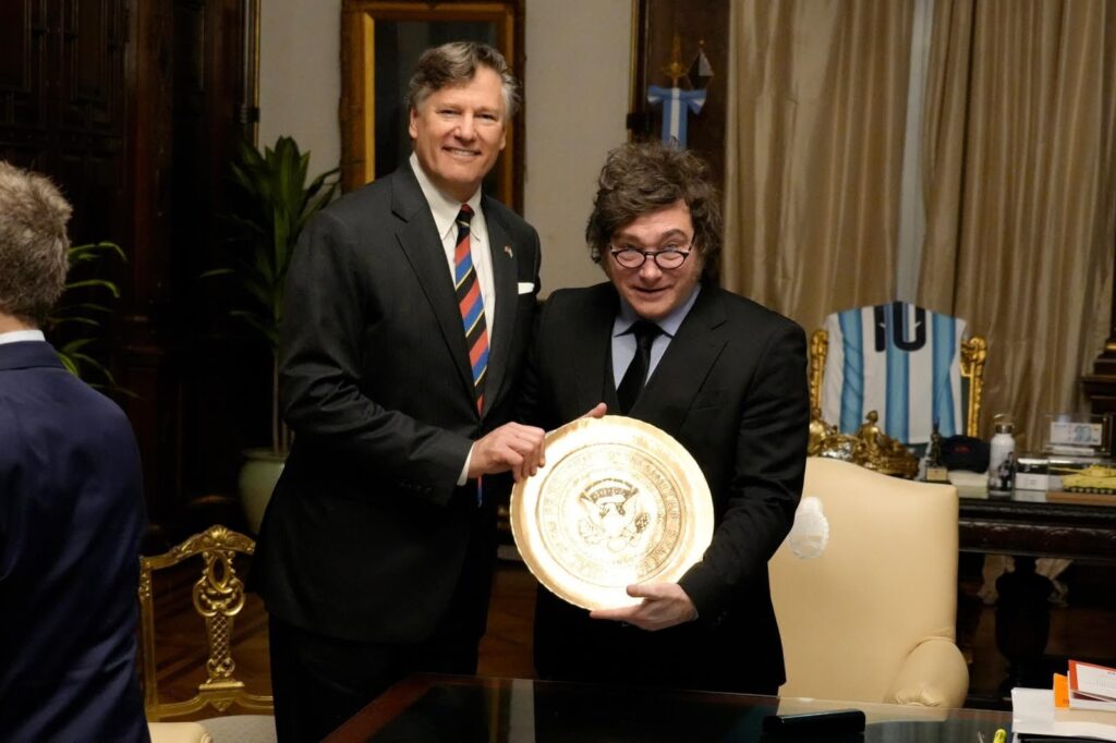 Milei viaja a Estados Unidos: el presidente Javier Milei recibe al vicesecretario de Estado Christopher Landau en la Casa Rosada
