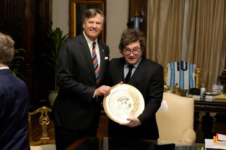 Milei viaja a Estados Unidos: el presidente Javier Milei recibe al vicesecretario de Estado Christopher Landau en la Casa Rosada