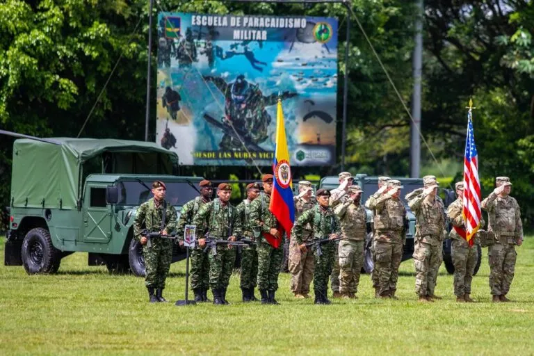 Militares estadounidenses en Colombia: soldados de ambos países en formación durante la apertura de un ejercicio conjunto
