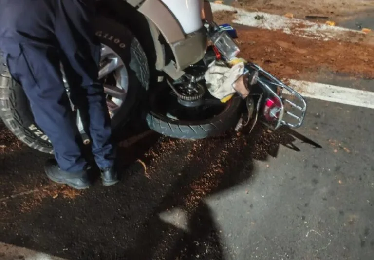 Militares heridos en Maracaibo: la motocicleta siniestrada junto a la camioneta blanca tras el choque detrás del estadio Alejandro Borges