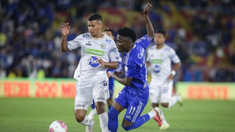 Millonarios 4-1 Jaguares: Andrey Estupiñán, de azul, disputa el balón con un defensor de Jaguares en El Campín