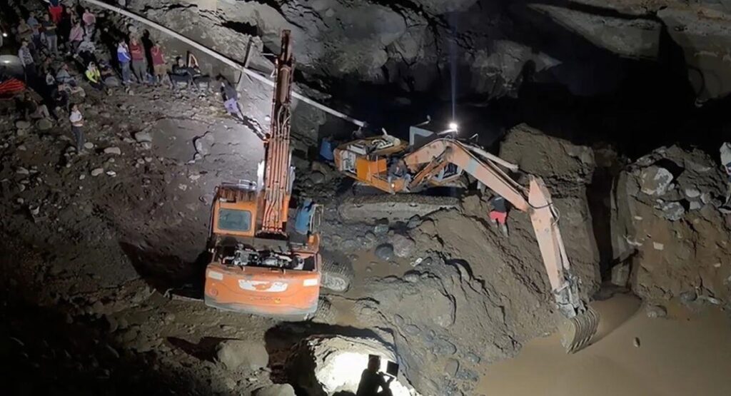 Excavadoras en la mina de oro en Iscuandé, Nariño, durante la búsqueda de víctimas del derrumbe