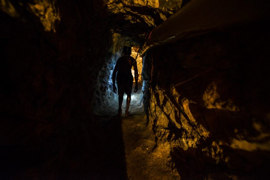 Un minero camina por el túnel de una mina de oro en El Callao, estado Bolívar, donde los mineros de El Callao denuncian extorsiones