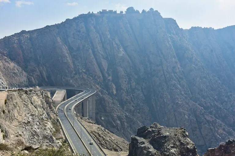 Carretera de montaña de Al-Hada, en la región de Taif, Arabia Saudí, la ciudad contra la que los hutíes lanzaron el misil en Taif interceptado por las defensas saudíes