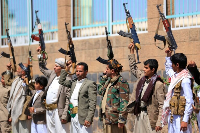 Misil hutí contra Riad: combatientes leales a la milicia hutí con fusiles en alto durante una concentración en Saná, Yemen