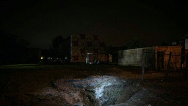Misiles balísticos sobre Kiev: cráter abierto por uno de los impactos rusos de esta madrugada en la capital ucraniana