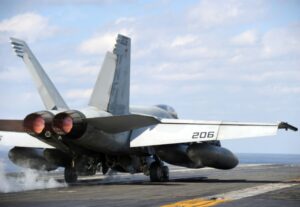 Misiles de largo alcance de Japón y el ejercicio Keen Sword: un FA-18E Super Hornet despega del portaviones USS George Washington