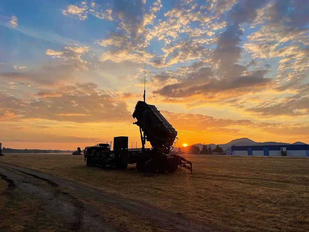 Misiles Patriot a Ucrania: un lanzador Patriot del Ejército de Estados Unidos desplegado en Eslovaquia al amanecer