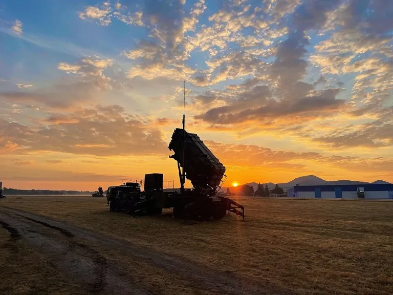 Misiles Patriot a Ucrania: un lanzador Patriot del Ejército de Estados Unidos desplegado en Eslovaquia al amanecer