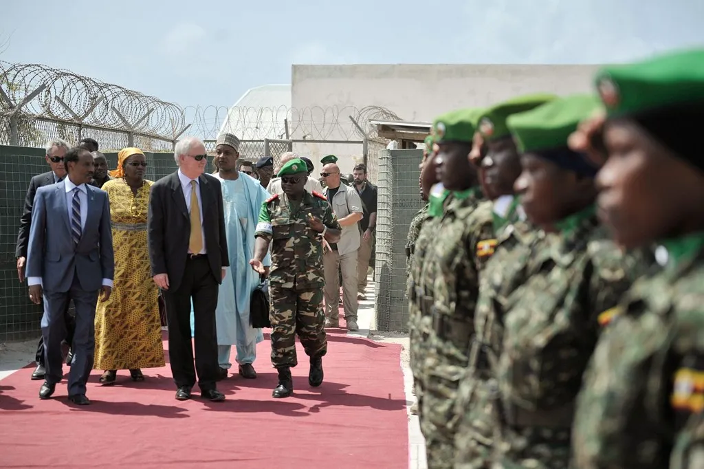 misión de la ONU en Somalia: delegación del Consejo de Seguridad de la ONU camina en el aeropuerto de Mogadiscio junto a soldados de la misión de la Unión Africana